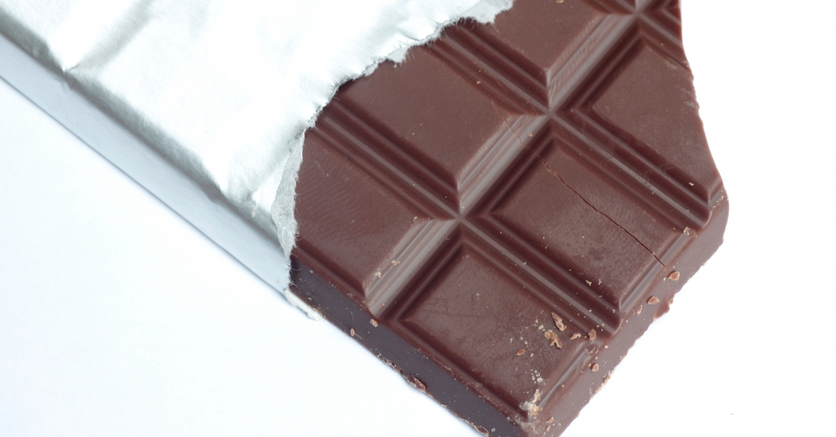 Темный молочный шоколад. Кусок молочного шоколада. Шоколад черный принц. Wafer chocolate bar. Шоколад 10.