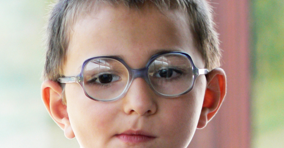 Мальчик с большими очками. Дети в очках для зрения. Мальчики в очках для зрения. Очки для детей для зрения. Мальчик с очками.