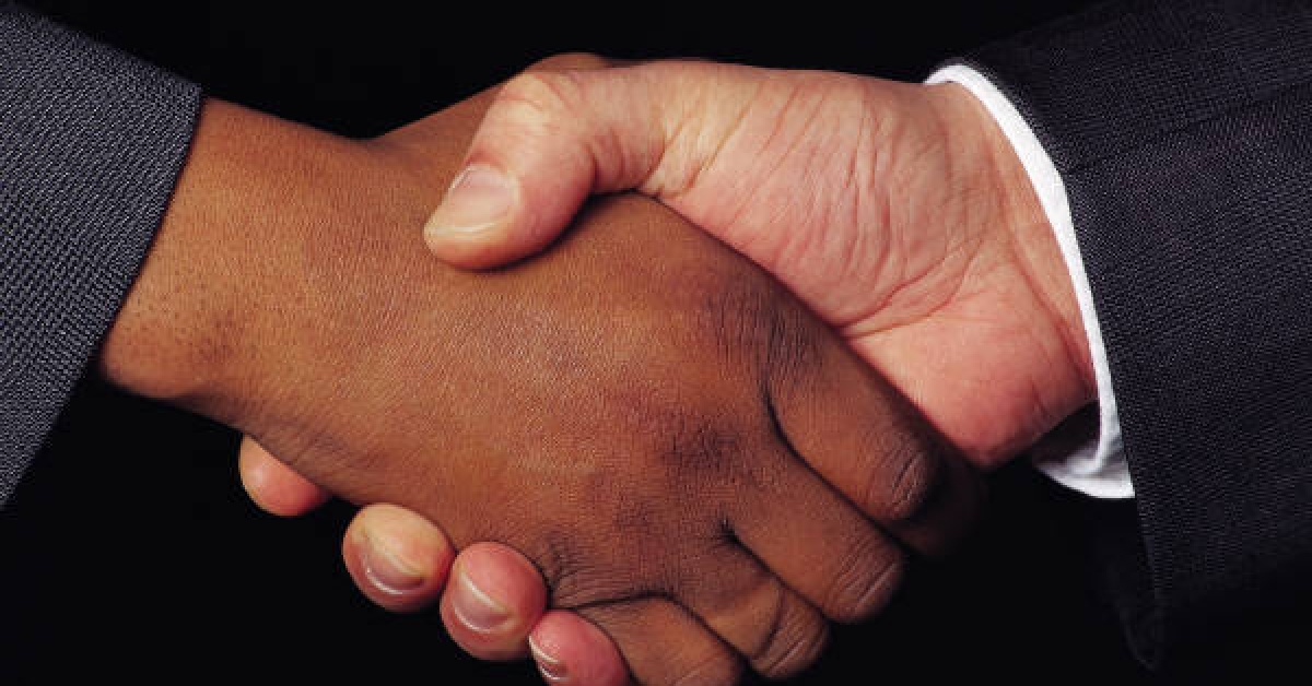 Сильное рукопожатие. Люди здороваются. Здороваться за руку. Рукопожатие было недолгое но крепкое. Рукожопское рукопожатие.